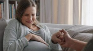 Quando sono entrata in travaglio, mio ​​marito e sua madre mi hanno chiuso la porta in faccia e sono rimasti lì mentre io supplicavo. Dopo la nascita del nostro bambino, ho cambiato silenziosamente le serrature, ho congelato i miei risparmi e ho lasciato un biglietto.