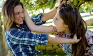 Quando ero incinta di 8 mesi, mia madre e mia sorella hanno insistito perché dessi loro la mia donazione di 120.000 dollari per il bambino durante una cena di famiglia.
