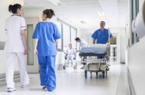 Ogni lunedì, mia figlia di sei anni tornava a casa da suo padre con la pancia gonfia. Davo la colpa alla sua dieta malsana. Ma quando è svenuta a scuola, i medici le hanno fatto un'ecografia. Il tecnico è impallidito, ha indicato lo schermo e ha detto: "Non è cibo. Qualcosa si muove dentro..."