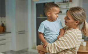La mia matrigna non mi ha lasciato salutare papà. Una settimana dopo, mi ha impedito di entrare nella sala lettura del testamento, dicendo: "Questo incontro è solo per gli eredi". Invece di discutere, ho dato con calma un documento all'avvocato. Quando l'ha letto, il suo sorriso è scomparso...