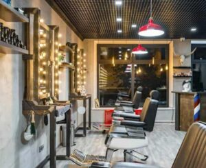 La ragazza andò dal parrucchiere per farsi rasare i capelli che cadevano dopo la chemioterapia, ma lì accadde qualcosa di inaspettato…