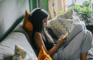 La nuova domestica voleva scoprire perché la figlia del proprietario piangesse di notte nella sua stanza. Ma quando entrò nella camera da letto dell'adolescente...