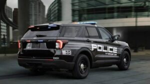Un poliziotto notò un bambino di tre anni che camminava tutto solo lungo la strada, con i vestiti sporchi: quando si avvicinò a lui, scoprì qualcosa di terribile…