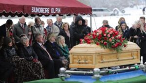 Al funerale di mio marito ricevetti un messaggio da un numero sconosciuto: «Sono vivo. Non fidarti dei figli». Pensai a uno scherzo crudele, ma non lo era affatto.