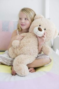 Mia suocera ha regalato alla nostra figlia adottiva un peluche gigante, ma quando ho scoperto per caso cosa conteneva, l'ho bruciato immediatamente. Il peluche che bruciava di segreti