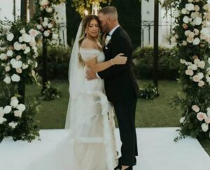 Durante il matrimonio, mentre la sposa si avvicinava all’altare, lo sposo udì strani sussurri, si girò di scatto, vide ciò e cominciò a piangere improvvisamente…