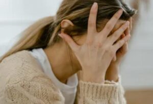 «Mi fa così male la mano! Per favore, smettila!» piangeva la piccola Sophie, il suo corpo minuto tremava mentre era inginocchiata sul pavimento freddo piastrellato. Le lacrime le rigavano le guance rosse mentre stringeva la mano, il dolore insopportabile.