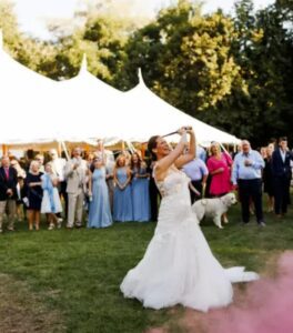 Durante il matrimonio, mentre la sposa si avvicinava all’altare, lo sposo udì strani sussurri, si girò di scatto, vide ciò e cominciò a piangere improvvisamente…