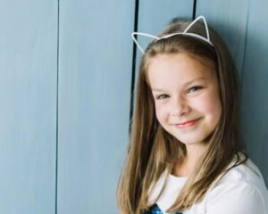 Una bambina trovata di notte a piedi nudi sull’autostrada: anche i poliziotti più esperti piansero sentendo la sua storia...