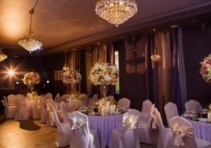 Un uomo senza casa in abiti sporchi arrivò al matrimonio: tutti lo guardavano con disgusto, finché non prese il microfono e disse queste parole…