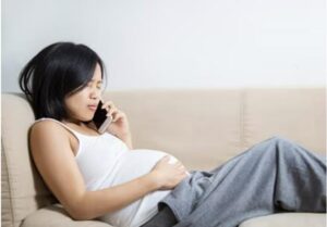 Quando sono entrata in travaglio, mio ​​marito e sua madre mi hanno chiuso la porta in faccia e sono rimasti lì mentre io supplicavo. Dopo la nascita del nostro bambino, ho cambiato silenziosamente le serrature, ho congelato i miei risparmi e ho lasciato un biglietto.