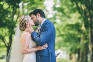 Mio figlio mi ha escluso dalla lista degli invitati al matrimonio, ma mi ha mandato una fattura di 90.000 dollari per il ricevimento e la luna di miele, scherzando sul fatto che avrei dovuto esserne “grato”.