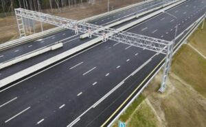 Un poliziotto notò un bambino di tre anni che camminava tutto solo lungo la strada, con i vestiti sporchi: quando si avvicinò a lui, scoprì qualcosa di terribile…