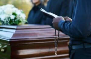 Una bambina abbracciava il padre nella bara inquietante. Camila aveva 8 anni e stava in piedi accanto alla bara, immobile. Erano alla veglia da ore e lei non si era allontanata nemmeno per un secondo.