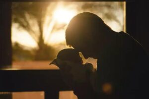 «Per dieci anni ho cresciuto mio figlio senza suo padre. Tutto il villaggio rideva di me — finché, un giorno, davanti alla mia casa si fermarono delle auto di lusso. E il vero padre del bambino fece piangere tutti.»