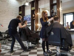La ragazza andò dal parrucchiere per farsi rasare i capelli che cadevano dopo la chemioterapia, ma lì accadde qualcosa di inaspettato…