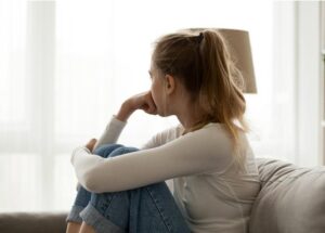 La nuova domestica voleva scoprire perché la figlia del proprietario piangesse di notte nella sua stanza. Ma quando entrò nella camera da letto dell'adolescente...