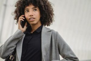 Dopo aver perso la mia casa in un’alluvione, mia figlia mi disse: «Mamma, dormi ancora un po’ in macchina – sono occupata.» Così feci. Mesi dopo, però, entrai nella mia nuova splendida casa.