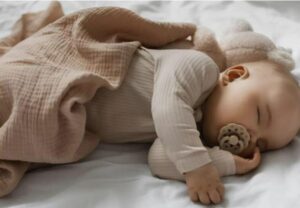 Una bambina chiama il 911: «È stato il mio papà e il suo amico…» — La verità ha fatto piangere tutti