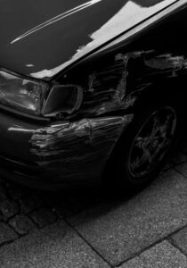Una bambina trovata di notte a piedi nudi sull’autostrada: anche i poliziotti più esperti piansero sentendo la sua storia...