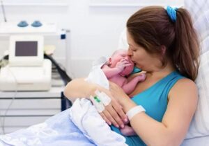Dopo un parto difficile mio marito disse che dovevo pagare da sola le spese, perché i medici avevano fornito un servizio a me: ecco la lezione che gli ho dato…