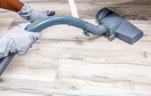 Un uomo ricco e tirchio deride la povera domestica che chiede 20 dollari, fino al giorno in cui vede le sue ricevute…
