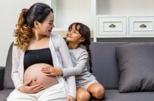 Quando sono entrata in travaglio, mio ​​marito e sua madre mi hanno chiuso la porta in faccia e sono rimasti lì mentre io supplicavo. Dopo la nascita del nostro bambino, ho cambiato silenziosamente le serrature, ho congelato i miei risparmi e ho lasciato un biglietto.