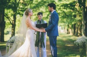 Mio figlio mi ha escluso dalla lista degli invitati al matrimonio, ma mi ha mandato una fattura di 90.000 dollari per il ricevimento e la luna di miele, scherzando sul fatto che avrei dovuto esserne “grato”.