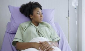 Dopo aver ereditato cento milioni di dollari, corsi a casa per condividere la notizia con mio marito. Ma un improvviso incidente mi portò in ospedale, e lui non venne mai a trovarmi.