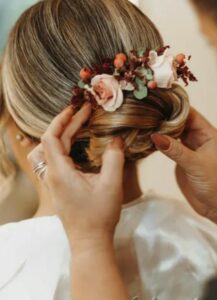 Il giorno del mio matrimonio, mia sorella ha deciso di trasformare la festa in un disastro. Ha rovesciato il bicchiere di champagne, distrutto la torta nuziale e urlato davanti a tutti: «Ecco cosa succede quando pensi di essere migliore di noi!»