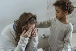 “La domestica nera trova una bambina smarrita in un parcheggio — senza sapere che è la figlia di un miliardario”
