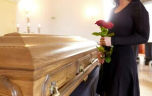 La bambina che abbracciò suo padre nella bara — e ciò che accadde dopo lasciò tutti senza parole