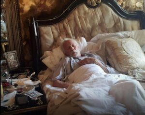 La moglie del mio padrone morente fuggì in un resort – Quando il suo avvocato mi contattò per la villa da 5,3 milioni di dollari, quasi svenni