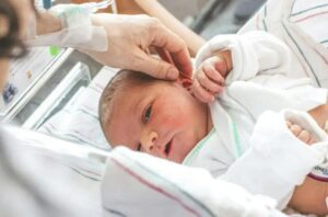 «Pochi minuti dopo il parto mia suocera disse: “Questa bambina non è di mio figlio”. In quel momento capii esattamente cosa fare.»