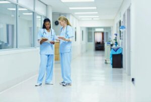“Il medico mi aveva promesso che mia figlia si sarebbe ripresa — ma quello che ho visto fare a mezzanotte ha cambiato tutto”