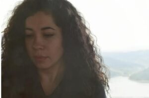 Dopo aver perso la mia casa in un’alluvione, mia figlia mi disse: «Mamma, dormi ancora un po’ in macchina – sono occupata.» Così feci. Mesi dopo, però, entrai nella mia nuova splendida casa.