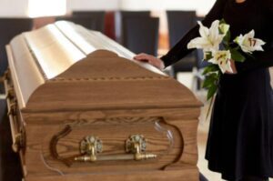 Una bambina abbracciava il padre nella bara inquietante. Camila aveva 8 anni e stava in piedi accanto alla bara, immobile. Erano alla veglia da ore e lei non si era allontanata nemmeno per un secondo.