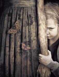 La figlia soldato ritorna e trova la madre incatenata in casa — la sua reazione sconvolge tutti