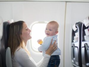 Un uomo in aereo ha iniziato a urlare contro la mia bambina di un anno: ma in quel momento è successo qualcosa di inaspettato...
