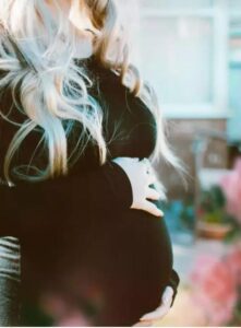 «Pochi minuti dopo il parto mia suocera disse: “Questa bambina non è di mio figlio”. In quel momento capii esattamente cosa fare.»