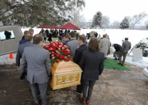 Al funerale di mio marito ricevetti un messaggio da un numero sconosciuto: «Sono vivo. Non fidarti dei figli». Pensai a uno scherzo crudele, ma non lo era affatto.