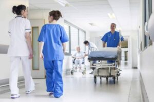 “Il medico mi aveva promesso che mia figlia si sarebbe ripresa — ma quello che ho visto fare a mezzanotte ha cambiato tutto”