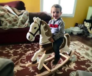 Il mio ex marito ha regalato un cavallo a dondolo a nostro figlio: quando ho visto cosa c'era dentro, ho chiamato il mio avvocato
