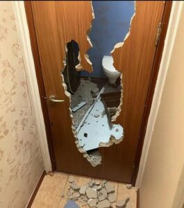 Sono tornata a casa e ho trovato la porta del bagno distrutta — quando ho scoperto la verità, ho presentato domanda di divorzio.