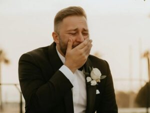 Durante il matrimonio, mentre la sposa si avvicinava all’altare, lo sposo udì strani sussurri, si girò di scatto, vide ciò e cominciò a piangere improvvisamente…
