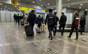 Due sorelle nere respinte in prima classe – La chiamata del padre ferma tutto l’aeroporto…