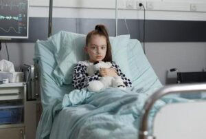 Mia figlia di dieci anni è crollata improvvisamente. In ospedale un’infermiera mi disse con urgenza di chiamare mio marito: sospettavano un avvelenamento. Quando lui arrivò, la bambina, pallida e senza forze, sussurrò: “L’amica di papà… quella donna… mi dava sempre i dolcetti.”