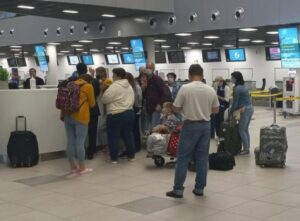 Due sorelle nere respinte in prima classe – La chiamata del padre ferma tutto l’aeroporto…