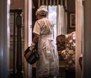 Un uomo ricco e tirchio deride la povera domestica che chiede 20 dollari, fino al giorno in cui vede le sue ricevute…