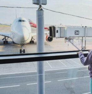 Due sorelle nere respinte in prima classe – La chiamata del padre ferma tutto l’aeroporto…